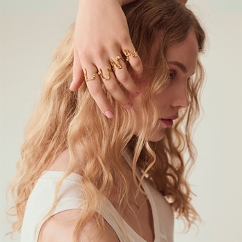 Alphabet-Ring in Vergoldet Silber mit dem Buchstaben U von Maanesten 2